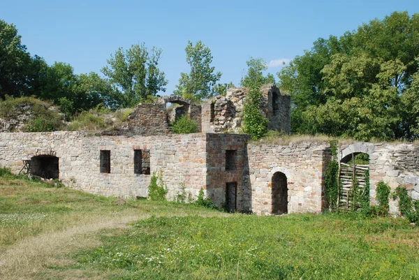 Resti di mura ed edifici del vecchio castello — Foto Stock