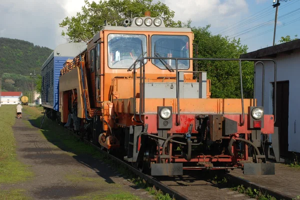 Caminhão de reparação ferroviária com o carro — Fotografia de Stock