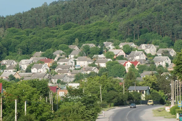 Strada sotto la montagna — Foto Stock