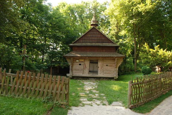 La iglesia de madera de San Nicolás en los arboledas Shevchenko — Foto de Stock