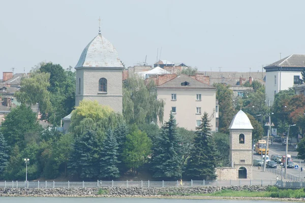 Exaltação da igreja Cross com uma torre de sino e edifícios circundantes — Fotografia de Stock