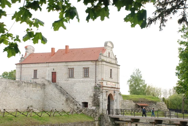 Tour d'entrée et remparts Château de Zbarazh — Photo