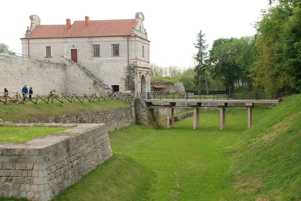 Torre de entrada e muralhas defensivas Castelo de Zbarazh — Fotografia de Stock