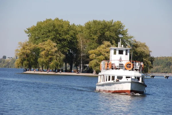 Um velho barco nas águas tranquilas do lago — Fotografia de Stock