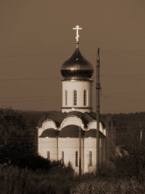 Kenar mahallelerdeki kilise                    