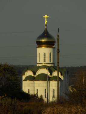 Kenar mahallelerdeki kilise                    
