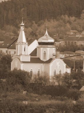  Kenar mahallelerdeki kilise                                       