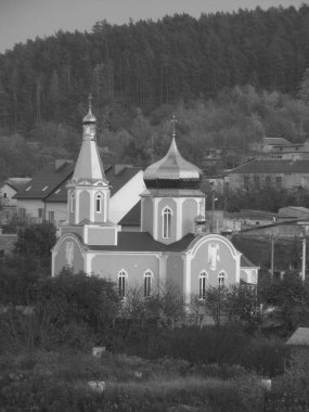  Kenar mahallelerdeki kilise                                       