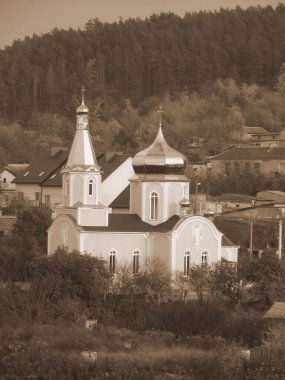  Kenar mahallelerdeki kilise                                       