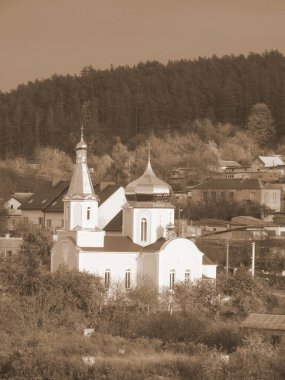  Kenar mahallelerdeki kilise                                       