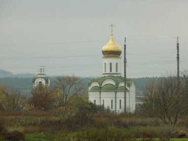 Kenar mahallelerdeki kilise                    