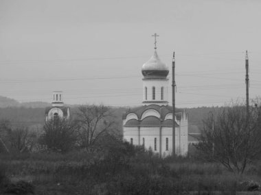 Kenar mahallelerdeki kilise                    