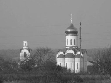 Kenar mahallelerdeki kilise                              