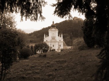 St. Nicholas Katedrali (Fransisken Manastırı) ve kale ormanı
