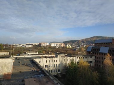 Pencereden şehre olan manzara.                              