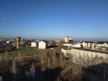 Pencereden şehre olan manzara.                              