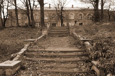  Eski, iki katlı bir ev.