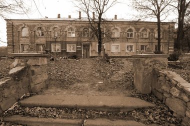  Eski, iki katlı bir ev.