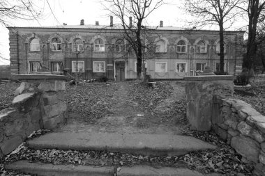  Eski, iki katlı bir ev.