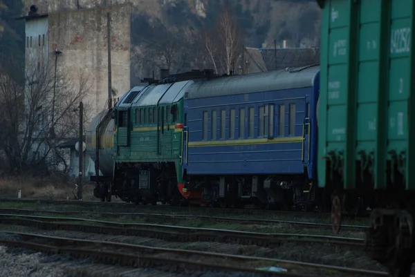 Eisenbahn Lokomotive Passagier Auto Eisenbahnlokomotive Mit Einem Personenwagen — Stockfoto