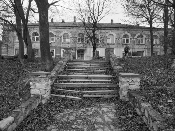  Eski, iki katlı bir ev.