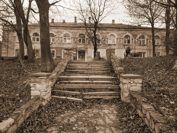  Eski, iki katlı bir ev.