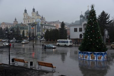 Eski kasabada Noel ağacı. Noel ağacı, eski kasaba.        