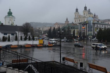 Eski kasabada Noel ağacı. Noel ağacı, eski kasaba.        