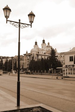  Eski kasabada Noel ağacı. Noel ağacı, eski kasaba.        