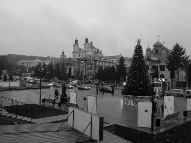 Eski kasabada Noel ağacı. Noel ağacı, eski kasaba.                  