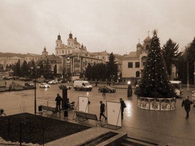 Eski kasabada Noel ağacı. Noel ağacı, eski kasaba.                  