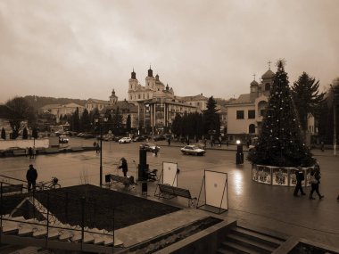 Eski kasabada Noel ağacı. Noel ağacı, eski kasaba.                  