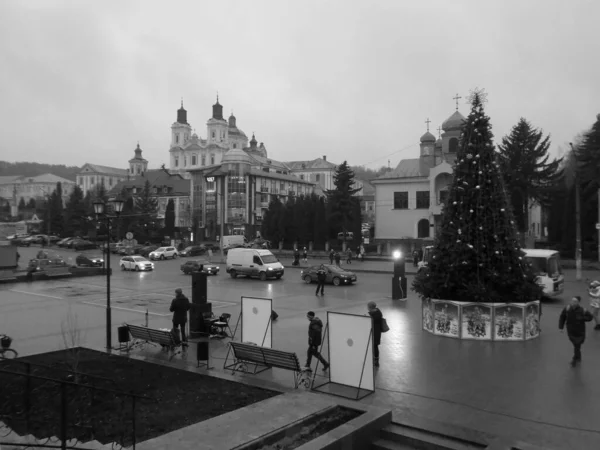 Eski kasabada Noel ağacı. Noel ağacı, eski kasaba.                  