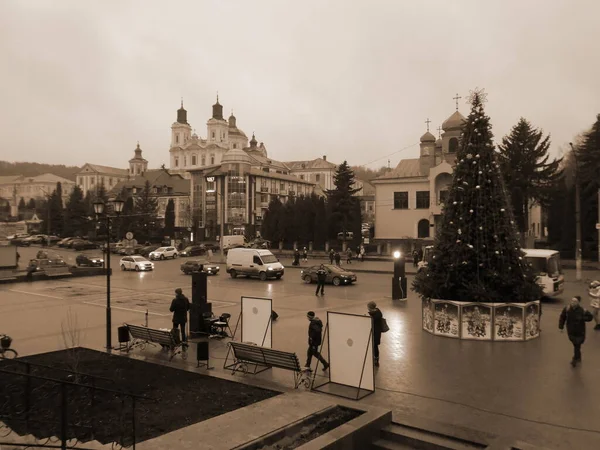 Eski kasabada Noel ağacı. Noel ağacı, eski kasaba.                  