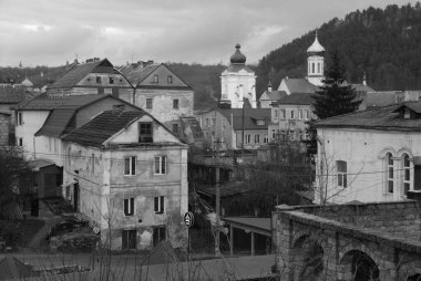 Eski kasabada Noel ağacı. Noel ağacı, eski kasaba.                  