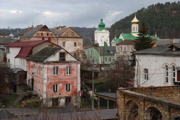 Eski kasabada Noel ağacı. Noel ağacı, eski kasaba.                  