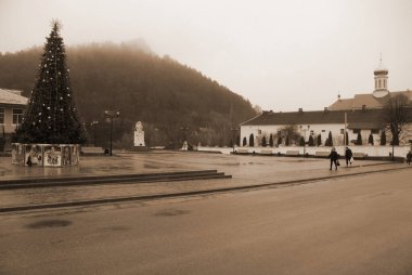 Eski kasabada Noel ağacı. Noel ağacı, eski kasaba.        