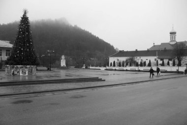 Eski kasabada Noel ağacı. Noel ağacı, eski kasaba.        
