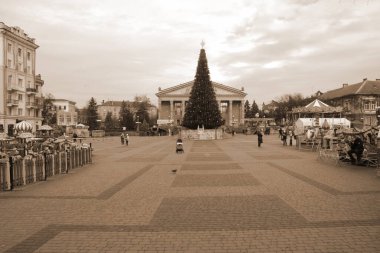 Eski kasaba meydanındaki Noel ağacı. Noel ağacı, eski meydan, şehir, yapay, dallar, çelenkler, genel manzara, yeşil, mücevherler, iğneler, yeni yıl, oyuncaklar, ağaç, gövde.