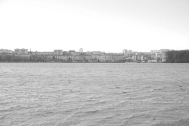 Büyük bir gölün kıyısındaki şehir