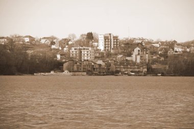 Büyük bir gölün kıyısındaki şehir