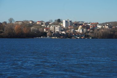 Büyük bir gölün kıyısındaki şehir