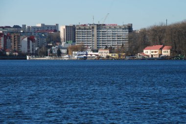 Büyük bir gölün kıyısındaki şehir