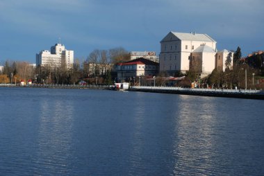 Gölün üzerinde eski bir saray