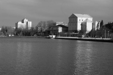 Gölün üzerinde eski bir saray