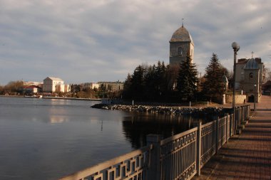 Gölün üzerindeki eski kasaba, tuğla, kale, kilise, genel manzara, otel, evler, göl, çok katlı, saray, tesisat, gölet, rıhtım, dükkanlar, sahil, su
