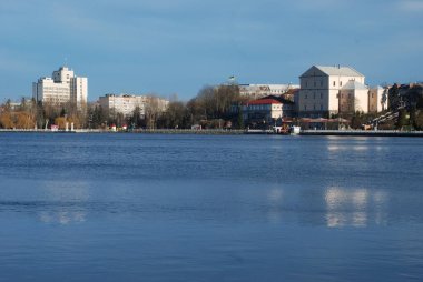 Gölün üzerindeki eski kasaba, tuğla, kale, kilise, genel manzara, otel, evler, göl, çok katlı, saray, tesisat, gölet, rıhtım, dükkanlar, sahil, su