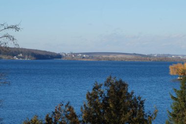 Geniş bir gölün alanı.