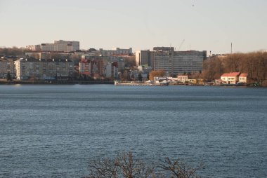 Büyük bir gölün kıyısındaki şehir