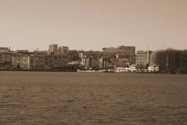 Büyük Bir Gölün Kıyısındaki Şehir — Stok fotoğraf